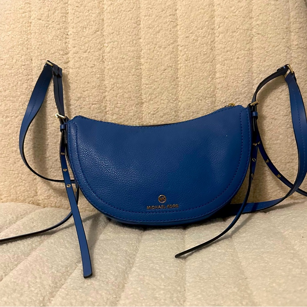 Michael kors blue cresent bag never worn
